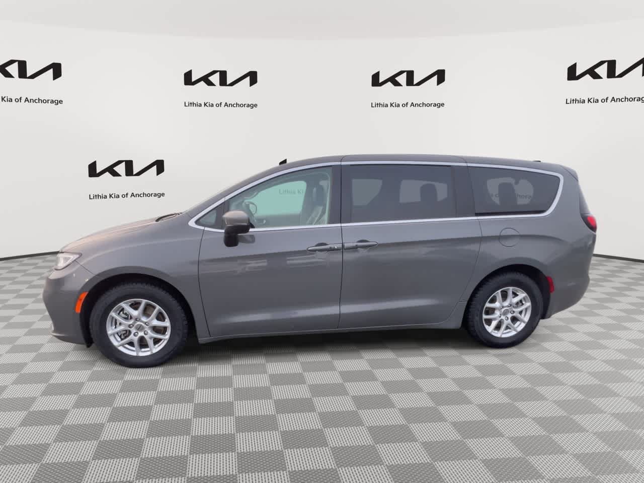 Used 2023 Chrysler Pacifica Touring-L FWD image 5