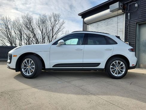 Certified 2025 Porsche Macan image 2