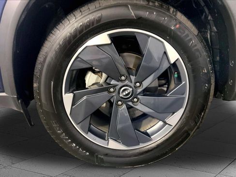 Used 2025 Nissan Rogue SV AWD/4WD image 9
