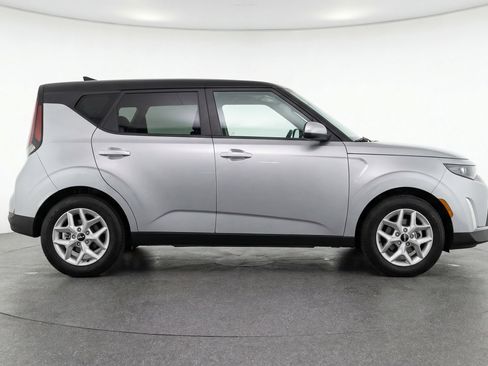 Used 2025 Kia Soul LX w/ LX Technology Package image 11