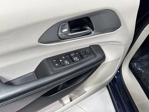 Used 2018 Chrysler Pacifica Touring Plus FWD image 11