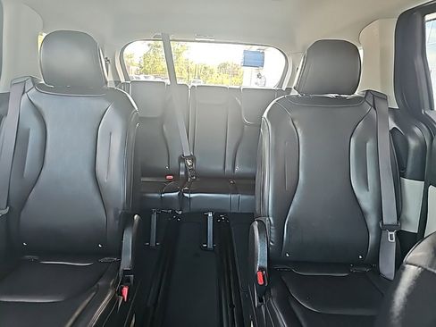 Used 2024 Kia Carnival EX image 10