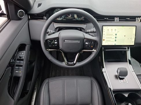 Used 2026 Land Rover Range Rover Evoque Dynamic SE AWD/4WD image 9