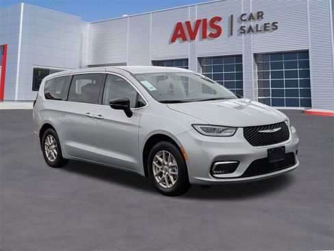 Used 2024 Chrysler Pacifica Touring-L image 3