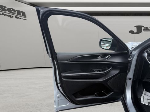 Used 2023 Jeep Grand Cherokee L Laredo image 9