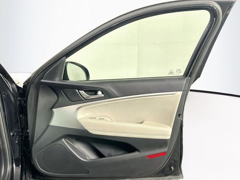 Used 2025 Genesis G70 2.5T RWD image 34