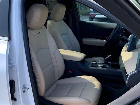 Used 2024 Cadillac XT4 Premium Luxury w/ Cold Weather Package AWD/4WD image 6