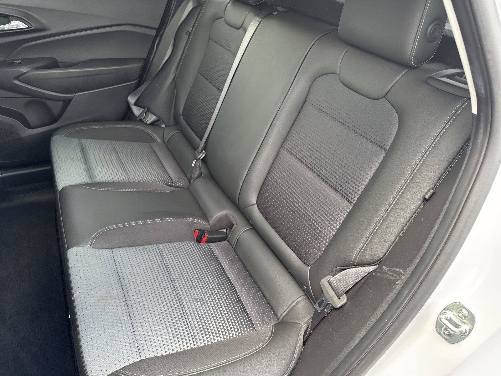 Used 2025 Chevrolet Trax LT w/ LT Convenience Package FWD image 30