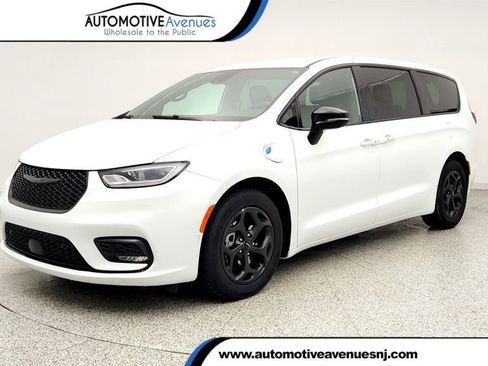 Used 2024 Chrysler Pacifica Limited FWD image 1