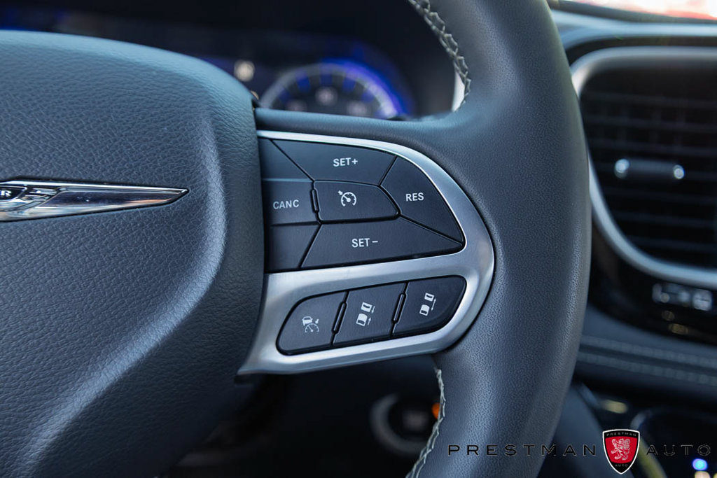 Used 2026 Chrysler Pacifica Limited FWD image 32