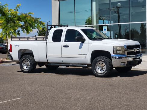 Used 2007 Chevrolet Silverado 2500 LT w/ 1LT Convenience Package AWD/4WD image 3