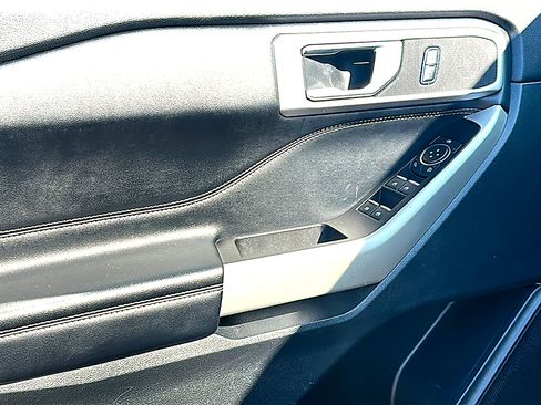 Used 2021 Ford Explorer XLT w/ Equipment Group 202A image 16