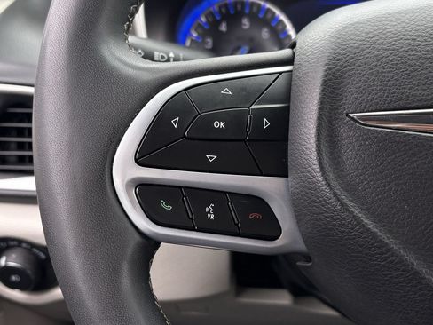 Used 2024 Chrysler Pacifica Touring-L FWD image 16