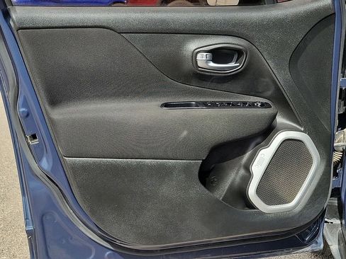 Used 2021 Jeep Renegade Latitude FWD image 18