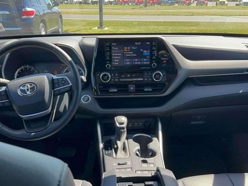 Used 2022 Toyota Highlander XLE AWD/4WD image 31