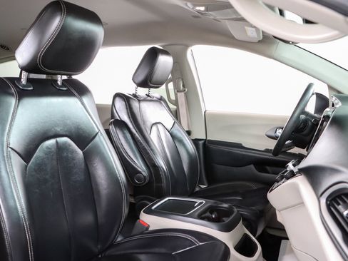 Used 2023 Chrysler Pacifica Touring-L FWD image 28