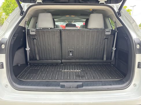 Used 2022 Toyota Highlander XLE AWD/4WD image 36