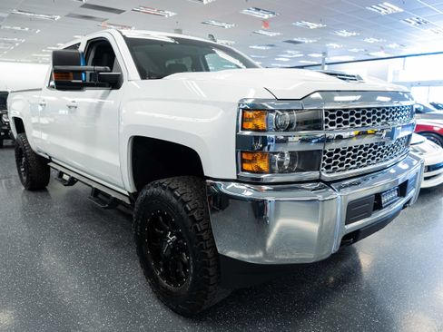 Used 2019 Chevrolet Silverado 2500 LT AWD/4WD image 3