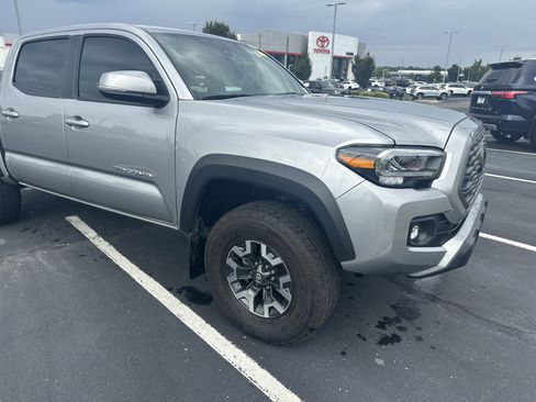 Used 2021 Toyota Tacoma TRD Off-Road w/ TRD Premium Off Road Package AWD/4WD image 2