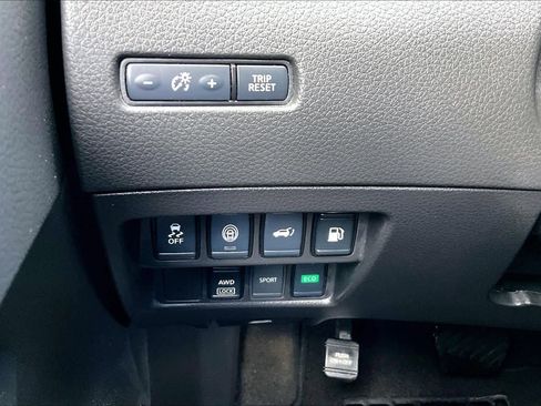 Used 2020 Nissan Rogue SV image 34