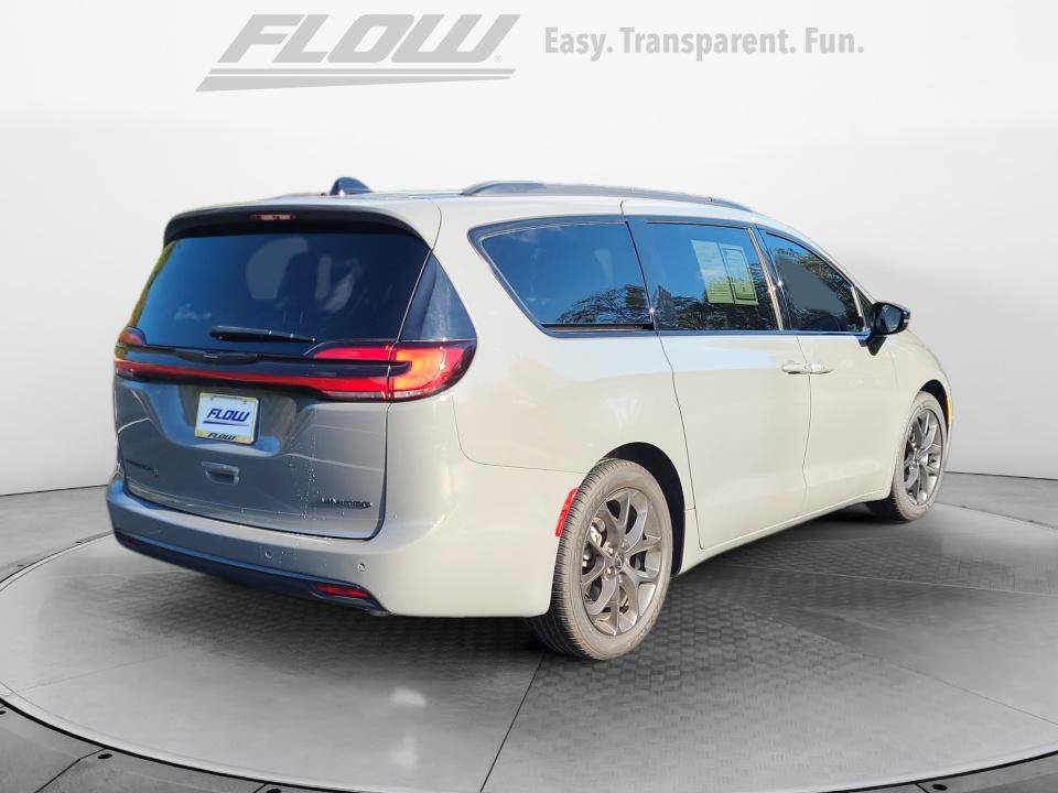 Used 2025 Chrysler Pacifica Limited FWD image 9