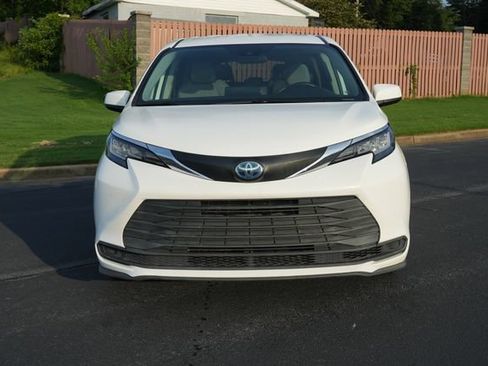 Used 2021 Toyota Sienna LE FWD image 2