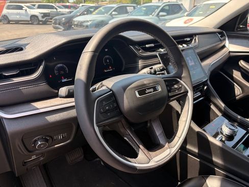 Used 2023 Jeep Grand Cherokee L Limited AWD/4WD image 12