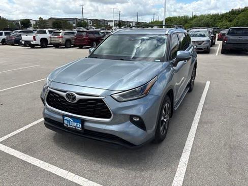 Used 2021 Toyota Highlander XLE FWD image 1