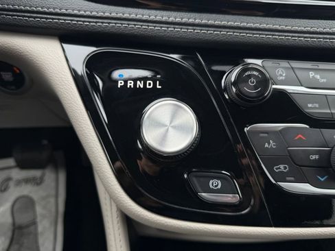 Used 2024 Chrysler Pacifica Limited image 25