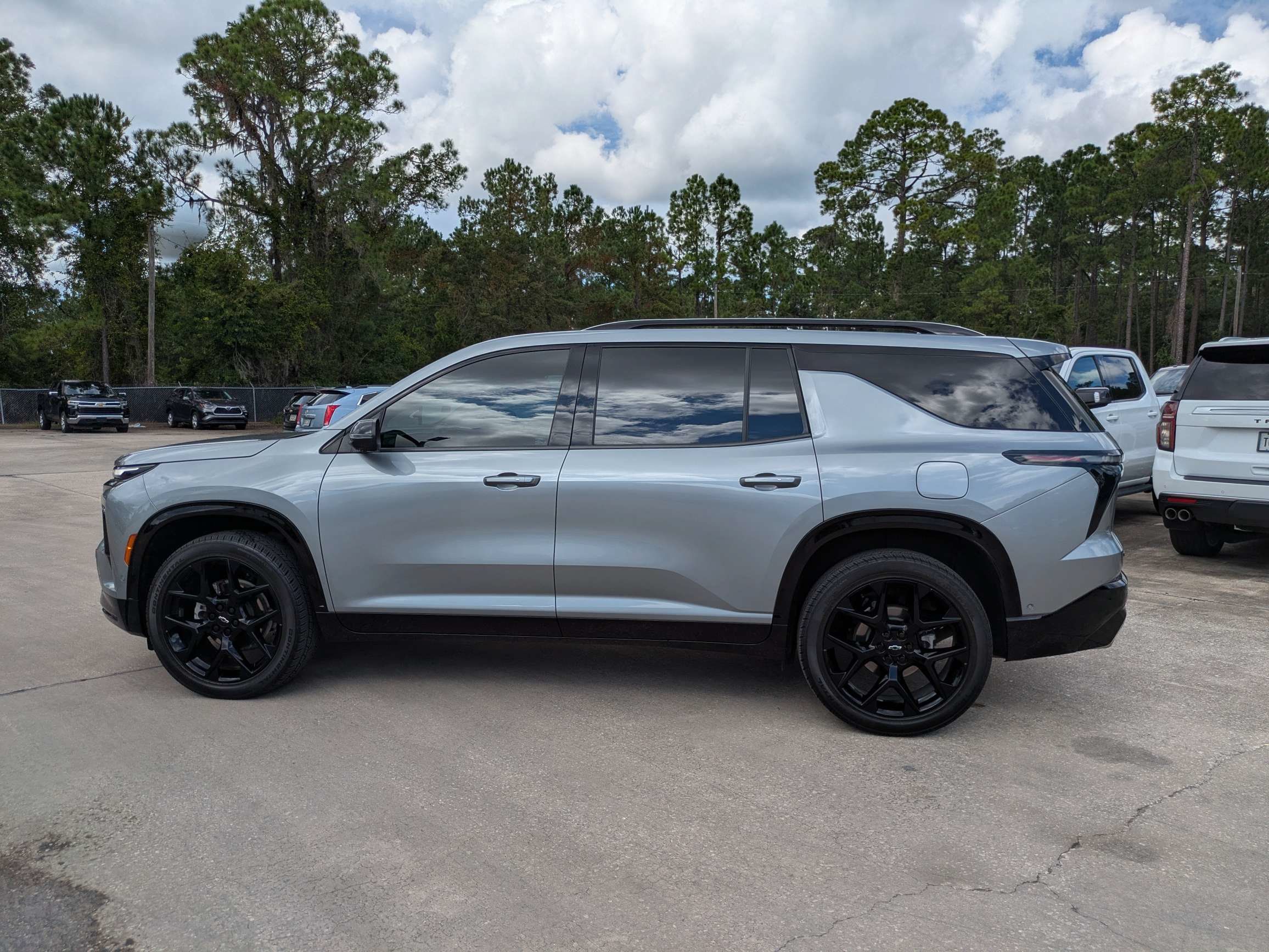 Used 2024 Chevrolet Traverse RS FWD image 30