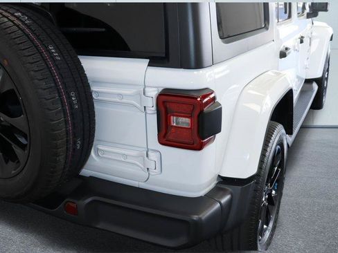 Used 2023 Jeep Wrangler Unlimited Sahara AWD/4WD image 14