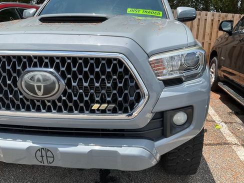 Used 2019 Toyota Tacoma TRD Sport AWD/4WD image 9