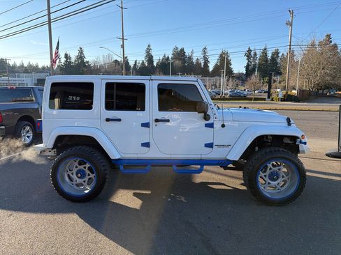 Used 2017 Jeep Wrangler Unlimited Rubicon w/ Connectivity Group image 9
