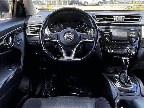 Used 2017 Nissan Rogue SV AWD/4WD image 17