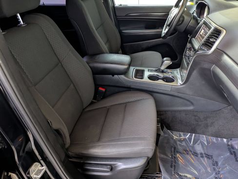 Used 2018 Jeep Grand Cherokee Laredo RWD image 27