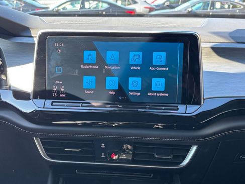 Used 2025 Volkswagen Atlas Cross Sport SE image 17