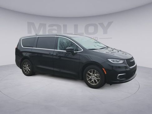 Used 2024 Chrysler Pacifica Touring-L image 7