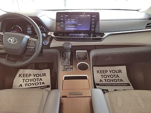 Used 2024 Toyota Sienna LE image 11