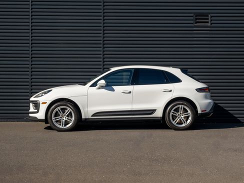 Certified 2023 Porsche Macan image 2