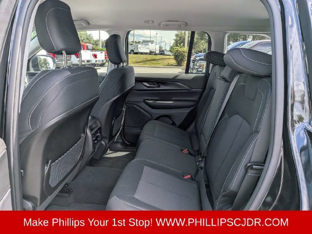Used 2023 Jeep Grand Cherokee Laredo RWD image 13