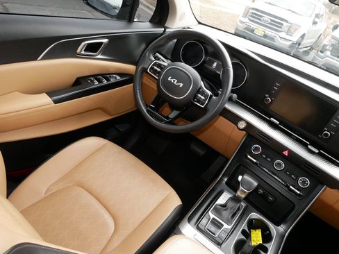 Used 2024 Kia Carnival LX image 9