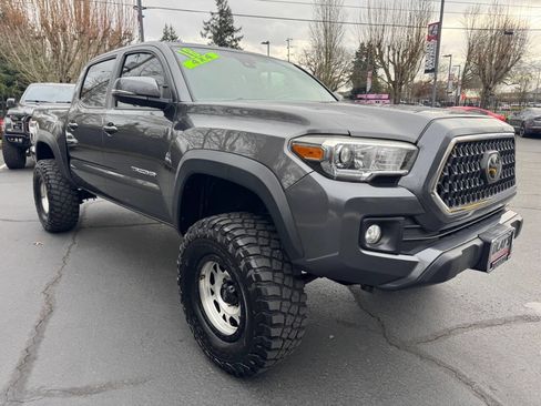Used 2018 Toyota Tacoma TRD Off-Road w/ Technology Package image 6