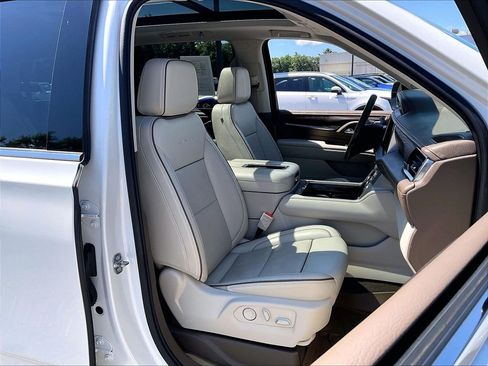 Used 2022 GMC Yukon Denali w/ Denali Premium Package AWD/4WD image 10
