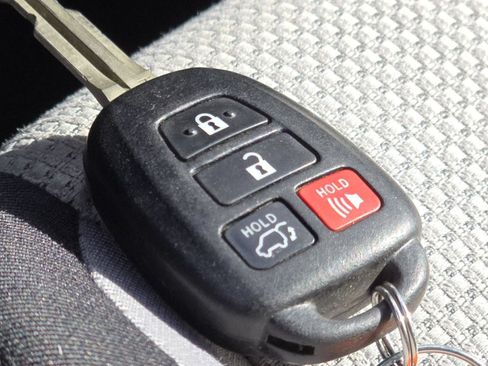 Used 2017 Toyota RAV4 XLE w/ Carpet Mat Package AWD/4WD image 37