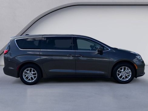Used 2023 Chrysler Pacifica Touring-L FWD image 6