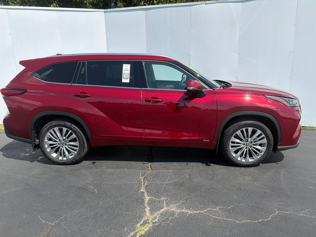 Used 2022 Toyota Highlander Platinum AWD/4WD image 2