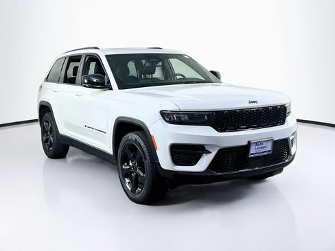 Used 2023 Jeep Grand Cherokee Altitude AWD/4WD image 3