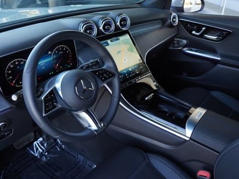 Used 2026 Mercedes-Benz GLC 300 image 2
