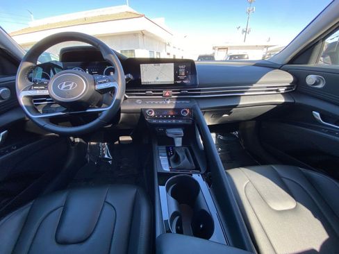 Used 2025 Hyundai Elantra Limited image 35