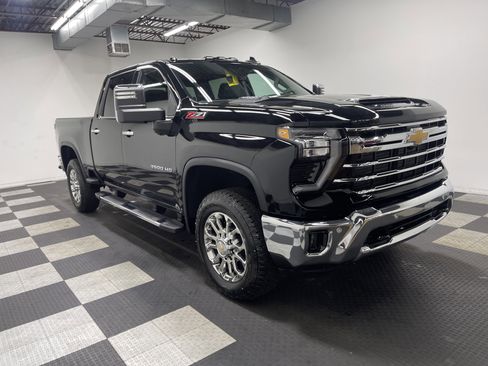 Used 2026 Chevrolet Silverado 3500 LTZ w/ LTZ Premium Package image 13